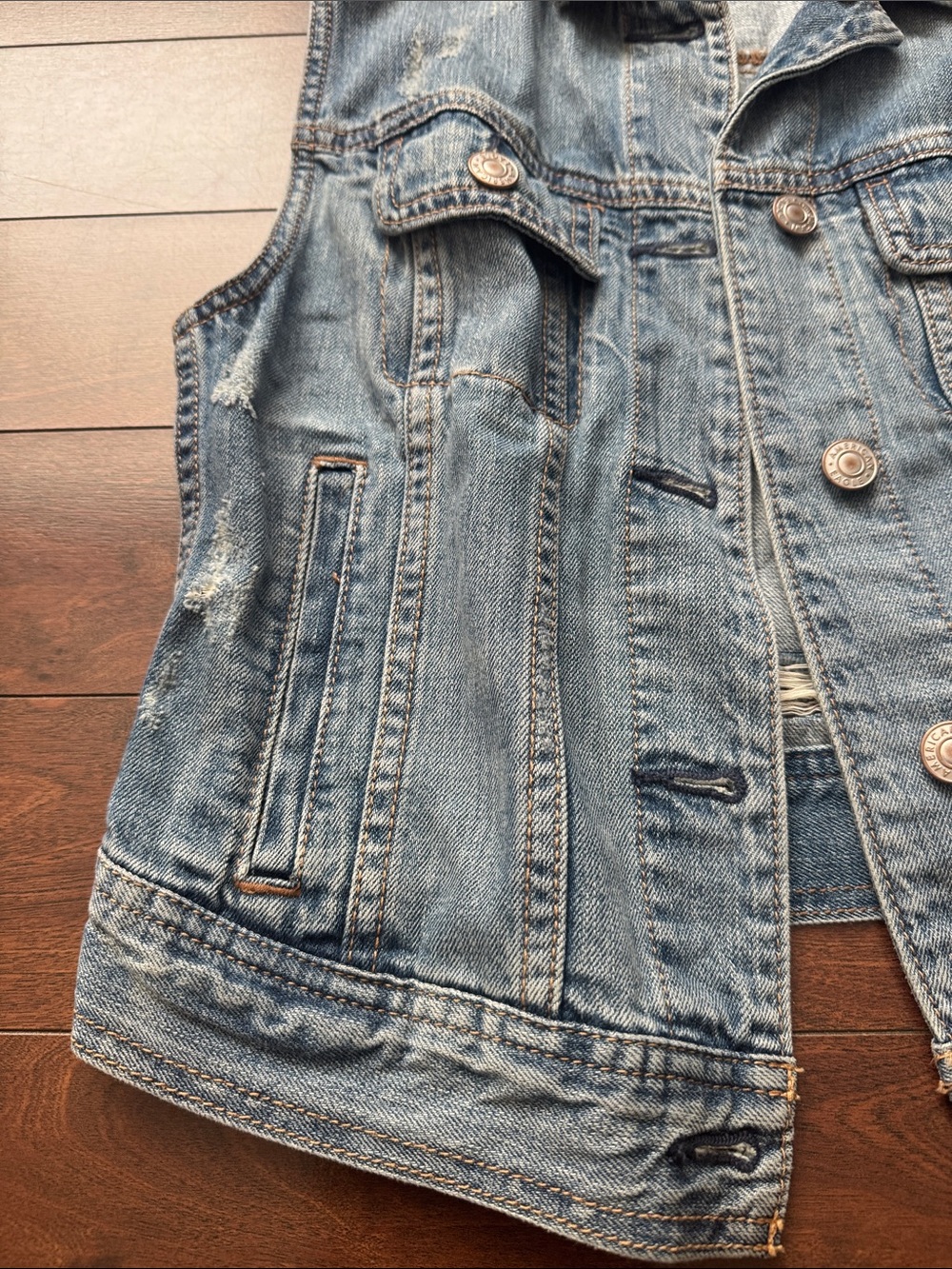 American Eagle Distressed Light Wash Denim Vest - Picture 3 of 8